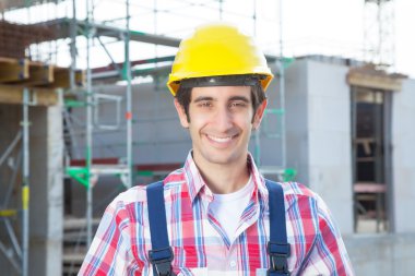 Site oluşturma, İspanyol inşaat işçisi gülüyor