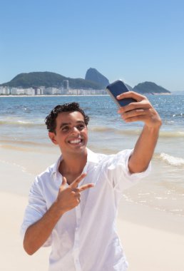 Copacabana Plajı'nda selfie yapım mutlu latin erkek