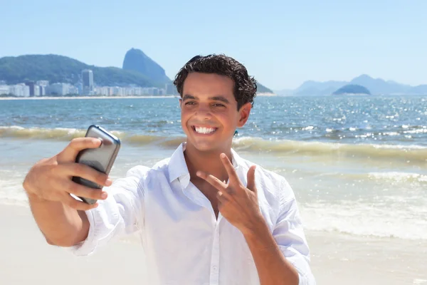 Latina cara fazendo selfie na praia de Copacabana — Fotografia de Stock