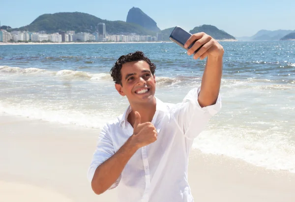 Rindo latino cara fazendo selfie na praia de Copacabana — Fotografia de Stock