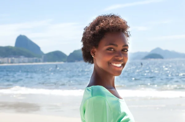 Happy brasiliansk kvinna på Copacabana beach Stockbild