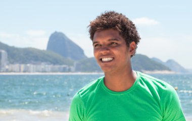 Rio de Janeiro Copacabana Plajı'nda genç adam