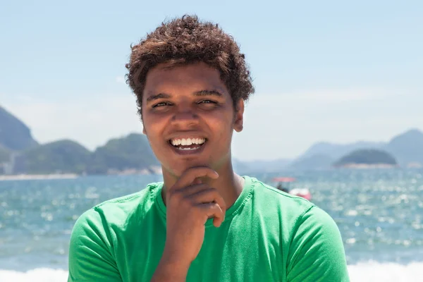 Jovem do Rio de Janeiro na praia de Copacabana — Fotografia de Stock