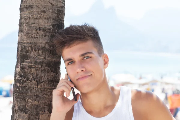 Fajny facet słuchanie muzyki w telefonie na plaży Ipanema, w Rio de Janeiro — Zdjęcie stockowe