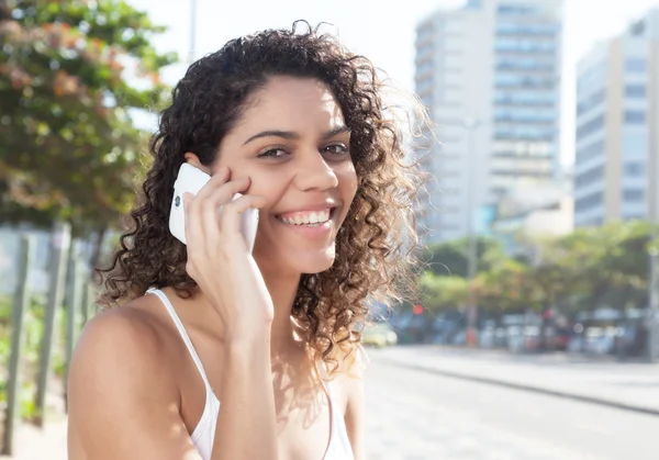 Lateinische Frau in der Stadt flirtet am Telefon — Stockfoto