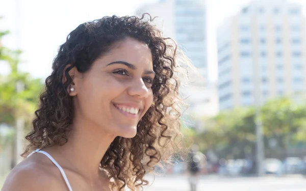 Lachen Latijns-vrouw buiten in de stad — Stockfoto