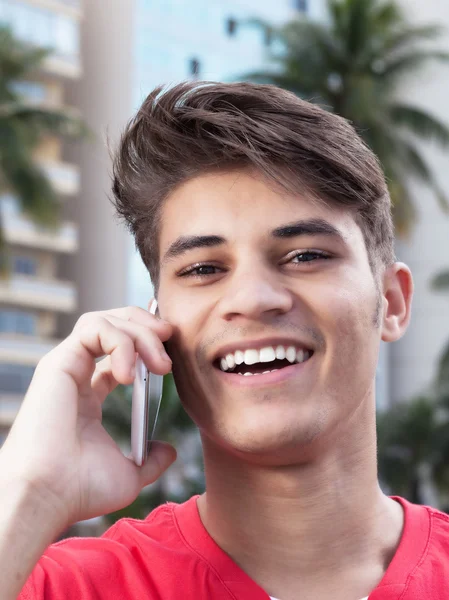 Rindo hispânico cara falando ao telefone — Fotografia de Stock