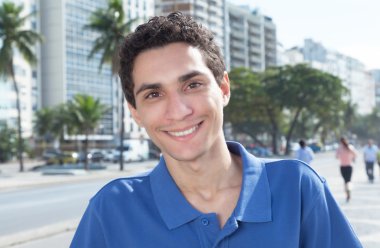 Şehirde mutlu Meksikalı herif