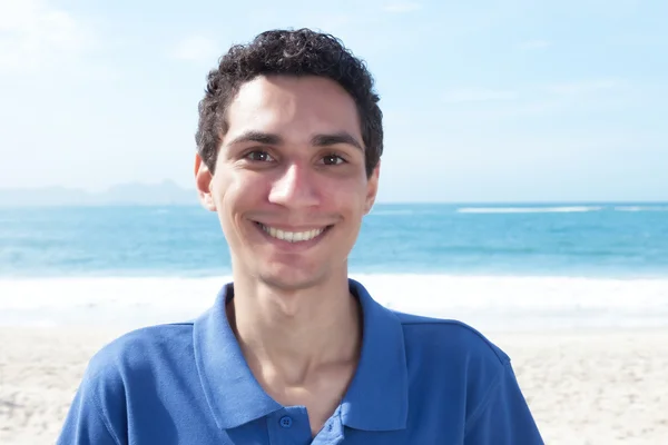 Risate messicano ragazzo in spiaggia — Foto Stock