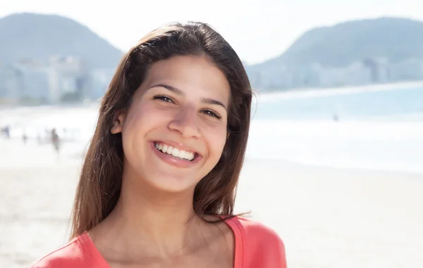 Feliz mujer riendo con el pelo oscuro en la playa — Foto de Stock