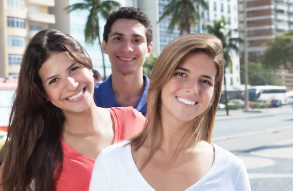 Tres jóvenes riéndose en la ciudad — Foto de Stock