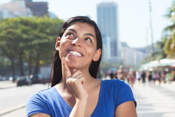 Mujer latina soñando con el pelo largo y oscuro en la ciudad — Foto de Stock