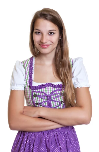 Mujer rubia sonriente en un vestido púrpura tradicional — Foto de Stock