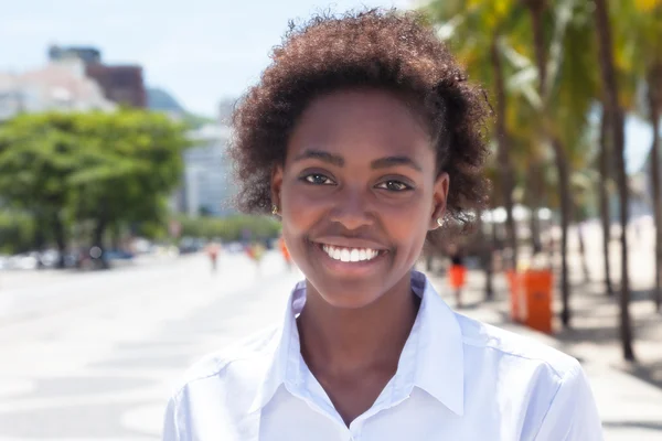 Bella donna afroamericana in città — Foto Stock