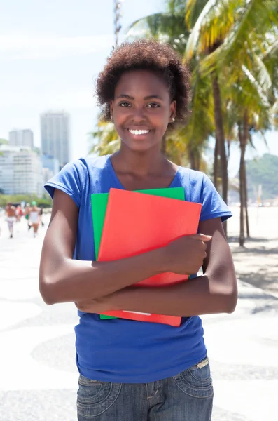 Smarte afrikanisch-amerikanische Studentin in der Stadt — Stockfoto