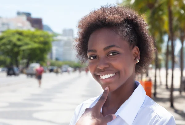 Skrattande afroamerikanska kvinna i staden — Stockfoto