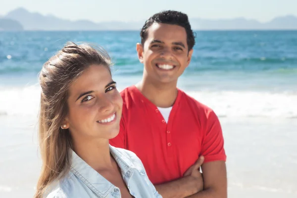 Jovem casal latino na praia — Fotografia de Stock