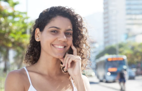 Mujer latina feliz afuera en la ciudad mirando a la cámara —  Fotos de Stock