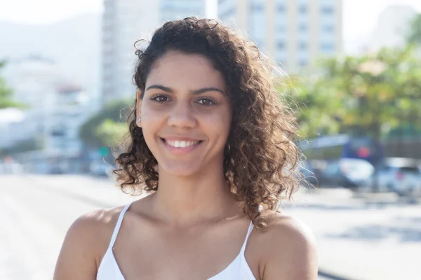 Schattige latin vrouw buiten in de stad op zoek naar camera — Stockfoto