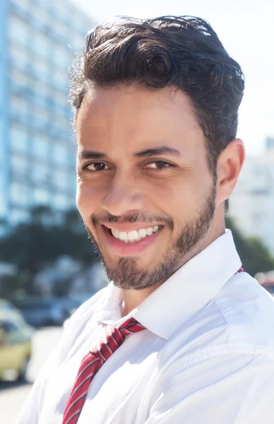 Retrato de um empresário latino na cidade — Fotografia de Stock