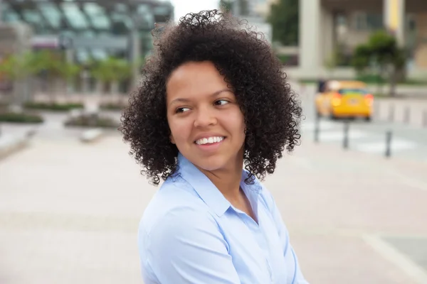 Femme afro-américaine dans la ville regardant autour — Photo