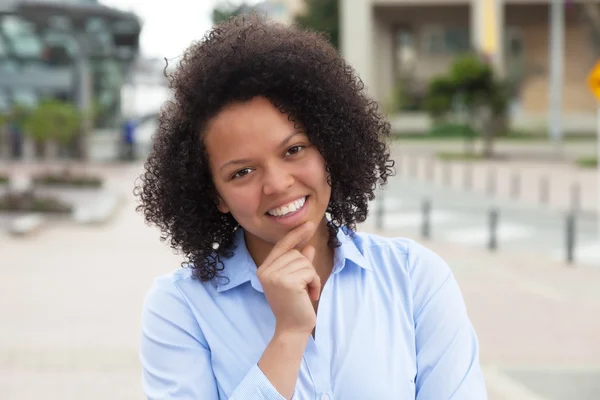 Şehirde Afrikalı-Amerikalı kadın gülüyor — Stok fotoğraf