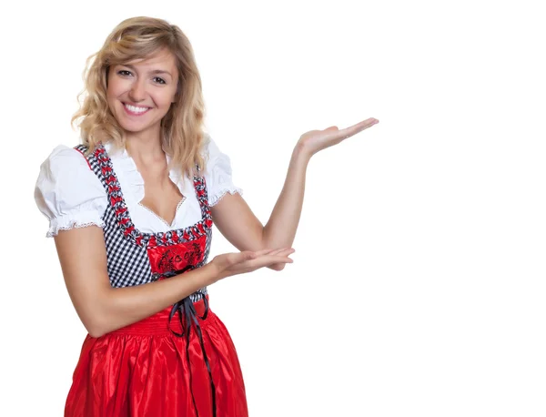 Presentera tyska kvinnan i en traditionell bayersk dirndl — Stockfoto