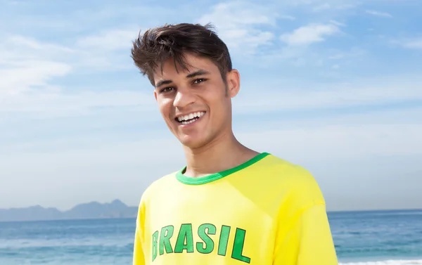 Brasiliano sport fan a spiaggia ridere di macchina fotografica — Foto Stock