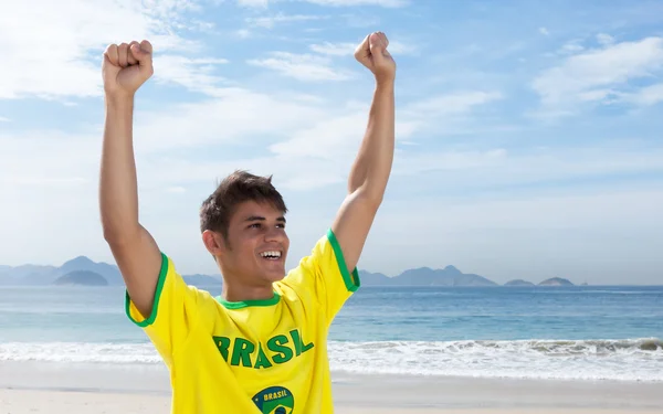 Animando a los aficionados a los deportes brasileños en la playa — Foto de Stock