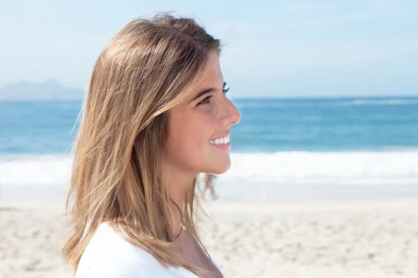Riendo mujer rubia en la playa —  Fotos de Stock