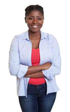 Kot pantolon ve çapraz kolları ile Afrikalı kadın