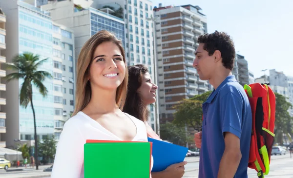 Drei junge Studenten in der Stadt — Stockfoto