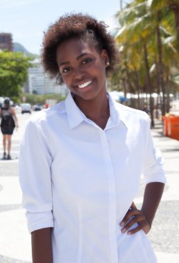 Şehirde Afrikalı-Amerikalı kadın ayakta