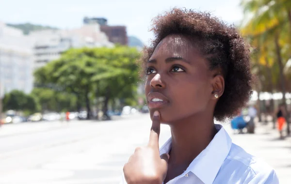 Pensando mujer afroamericana en la ciudad — Foto de Stock