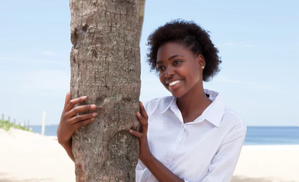 Ευτυχισμένος αφρικανική αμερικανική γυναίκα με ένα δέντρο — Φωτογραφία Αρχείου