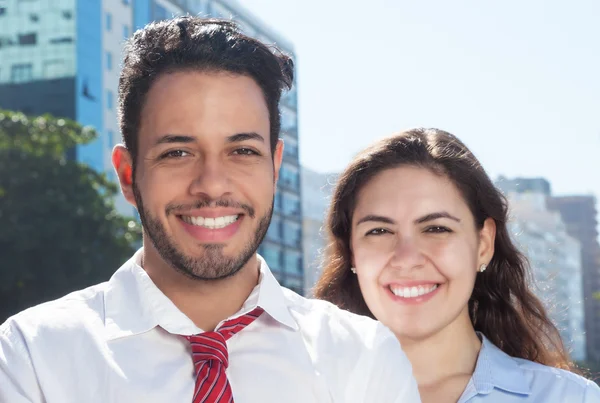 Inteligente equipo empresarial joven en la ciudad — Foto de Stock