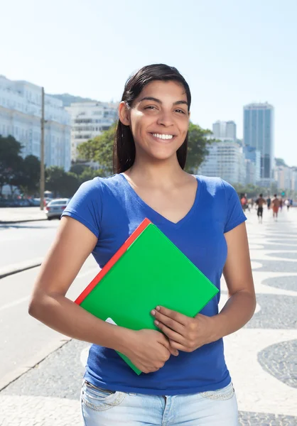 Lateinstudentin mit langen dunklen Haaren in der Stadt — Stockfoto