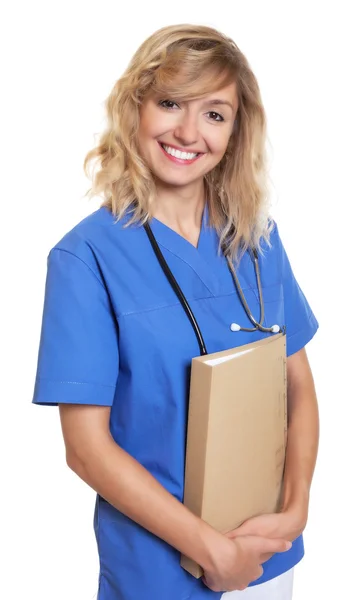 Hermosa enfermera con pelo rubio rizado y archivo médico — Foto de Stock