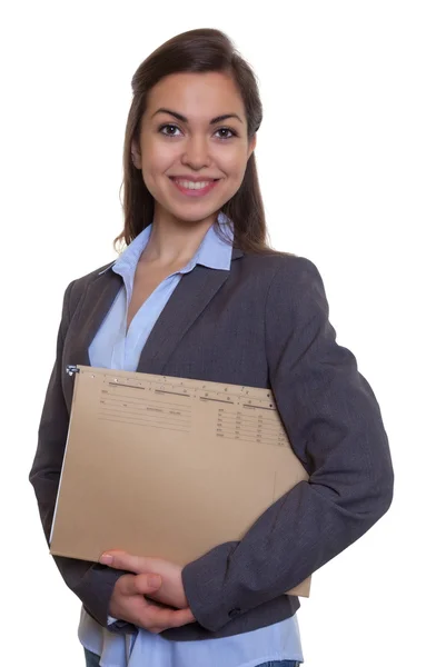 Lachende Geschäftsfrau mit braunen Haaren und Aktenordner — Stockfoto