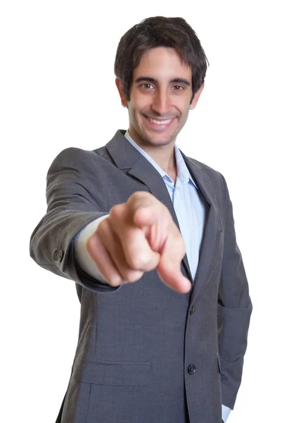 Hombre de negocios latino con traje y pelo corto apuntando a la cámara — Foto de Stock