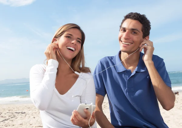 Giovane coppia che ascolta musica dal telefono — Foto Stock