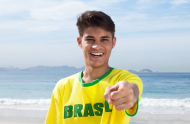 Brezilyalı spor fan kameraya işaret eden Beach