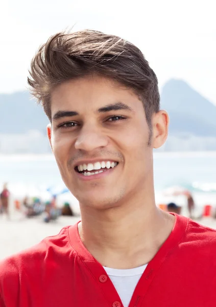 Porträtt av en spansktalande kille i en röd tröja — Stockfoto