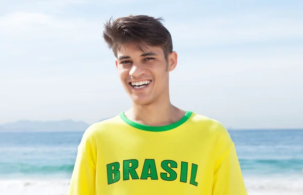 Felice appassionato di sport brasiliano in spiaggia — Foto Stock