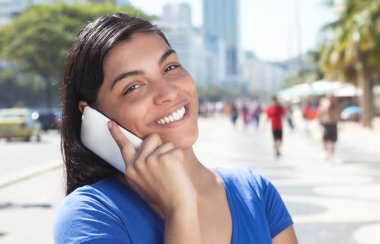 Telefon City, uzun siyah saçlı mutlu latin kadın