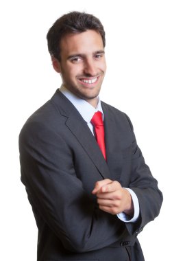 Kameraya gösteren takım elbise ile İspanyol işadamı