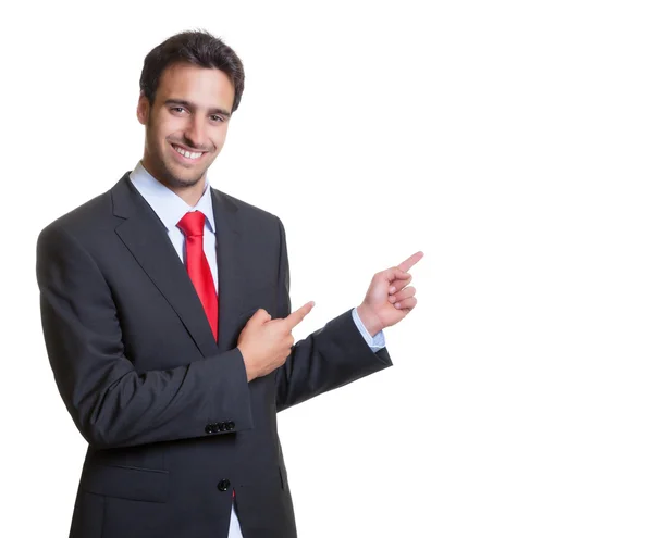 Apontando o homem de negócios hispânico com terno — Fotografia de Stock