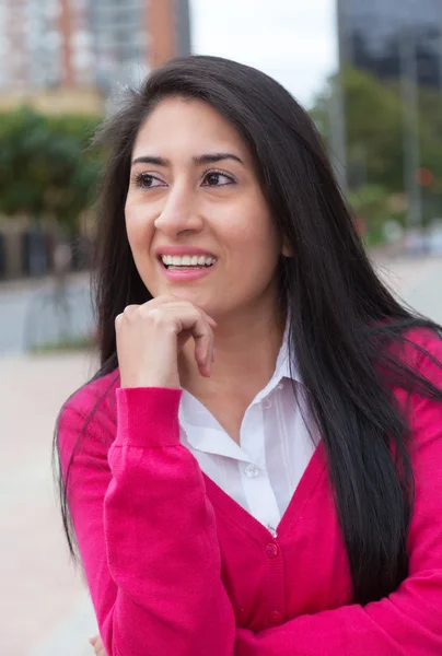 Denken Latijns-vrouw in de stad — Stockfoto