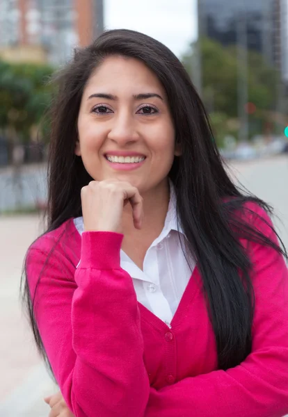 Moderna donna latina in città — Foto Stock