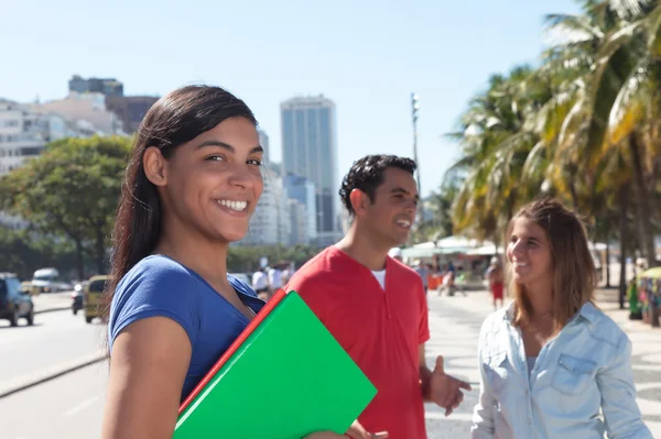 Estudante latina com amigos na cidade — Fotografia de Stock